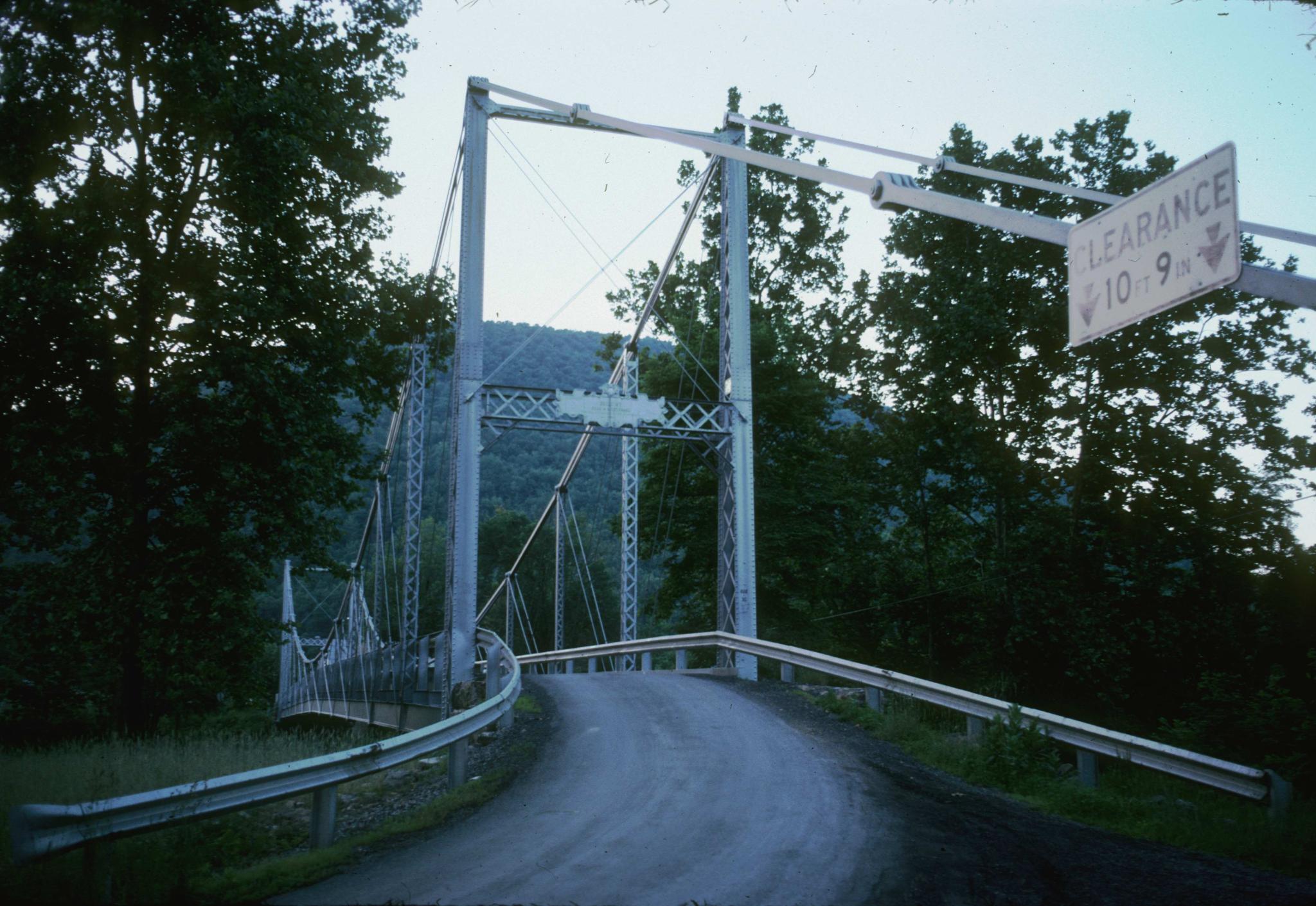 Photograph of the entry of the bridge with a good view of a support tower.